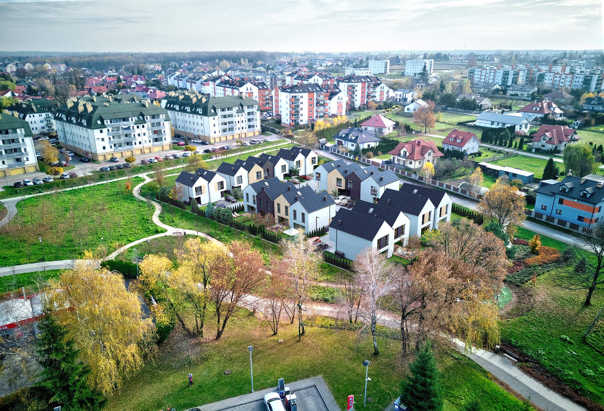 Widok osiedla z zabudowaniem szeregowym z lotu ptaka.