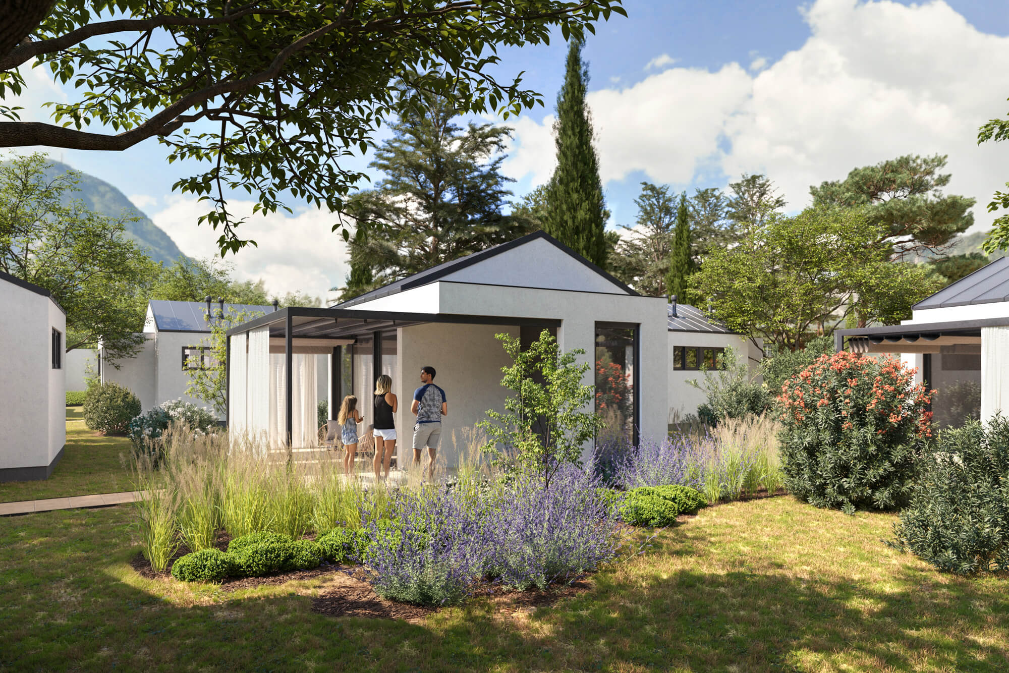 Bungalow z tarasem otoczony roślinnością.