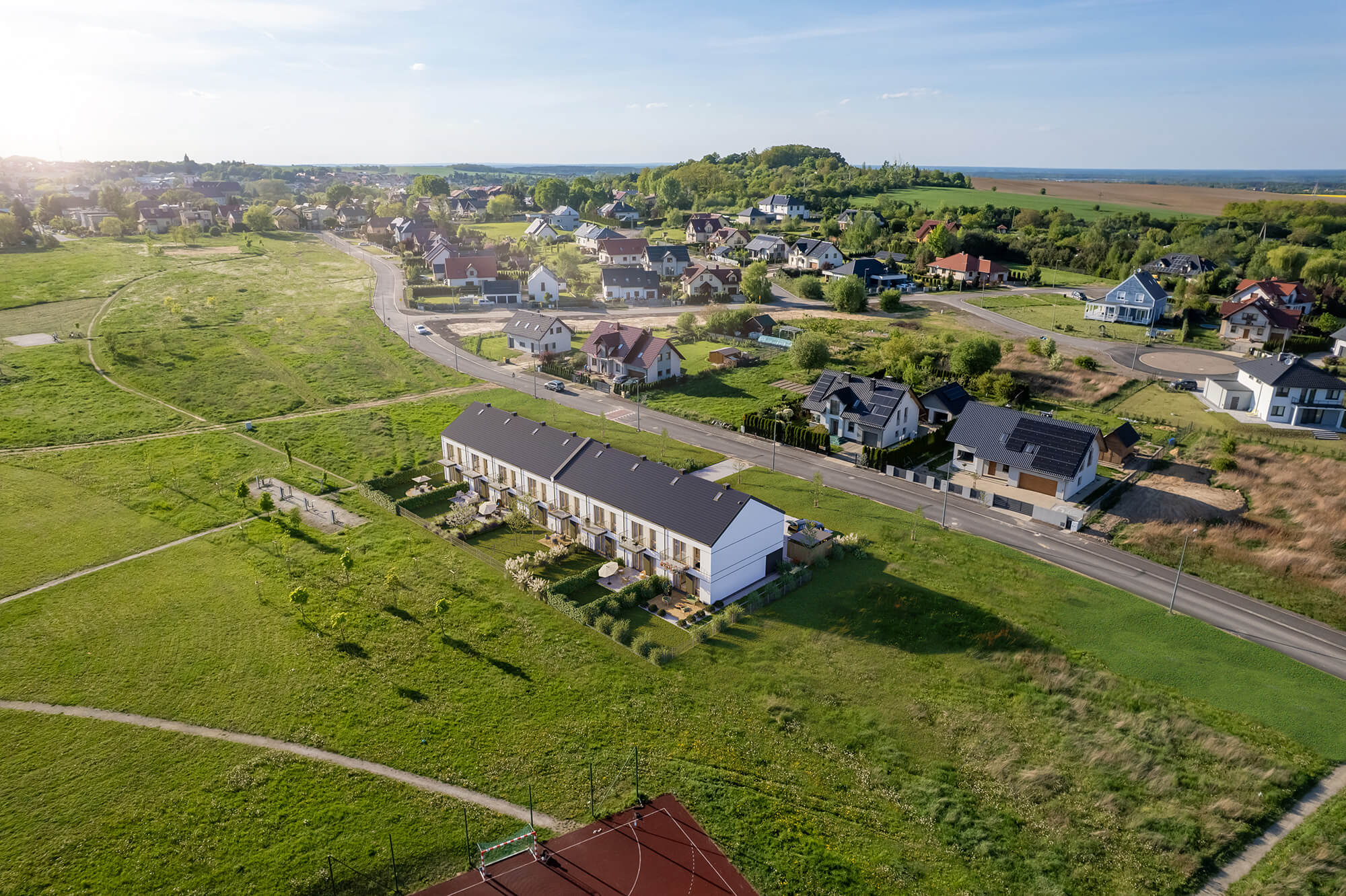 Wizualizacje 3D inwestycji Malinova Park - osiedle z domem szeregowym z lotu ptaka