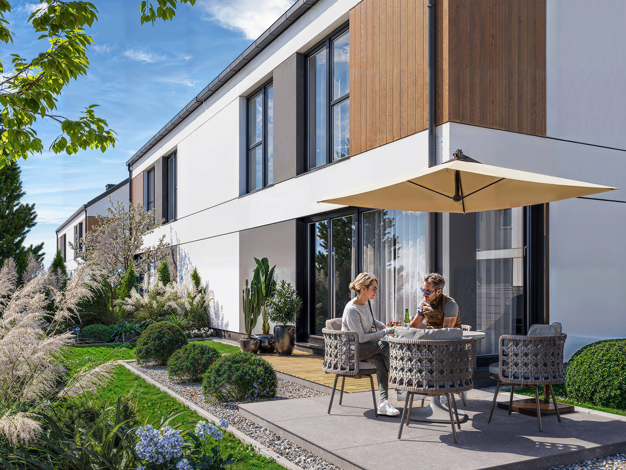 Dom szeregowy z ogrodem i tarasem.