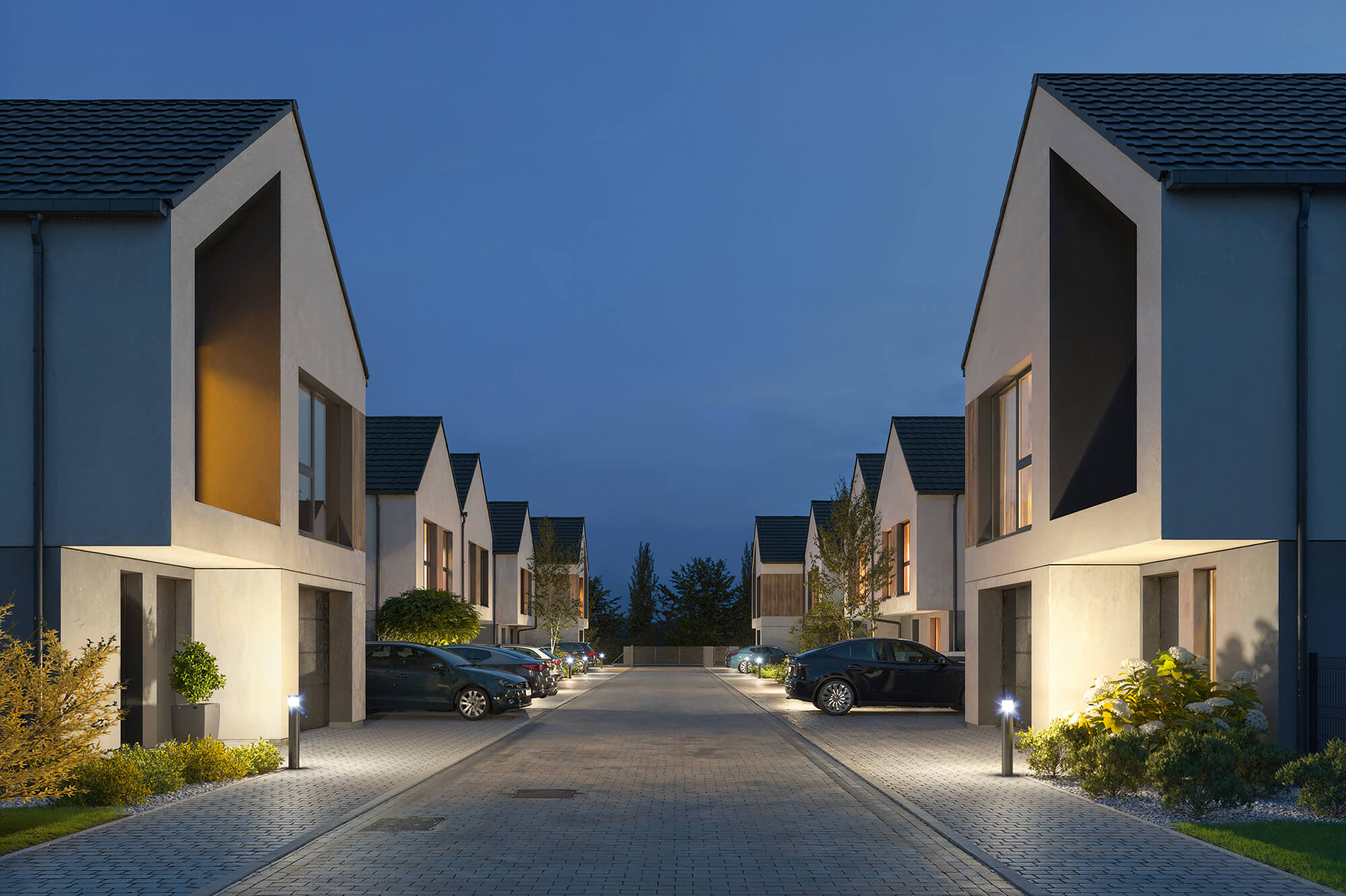 Wizualizacje 3D inwestycji Tres Home - Osiedle domków bliźniaczych wieczorem.