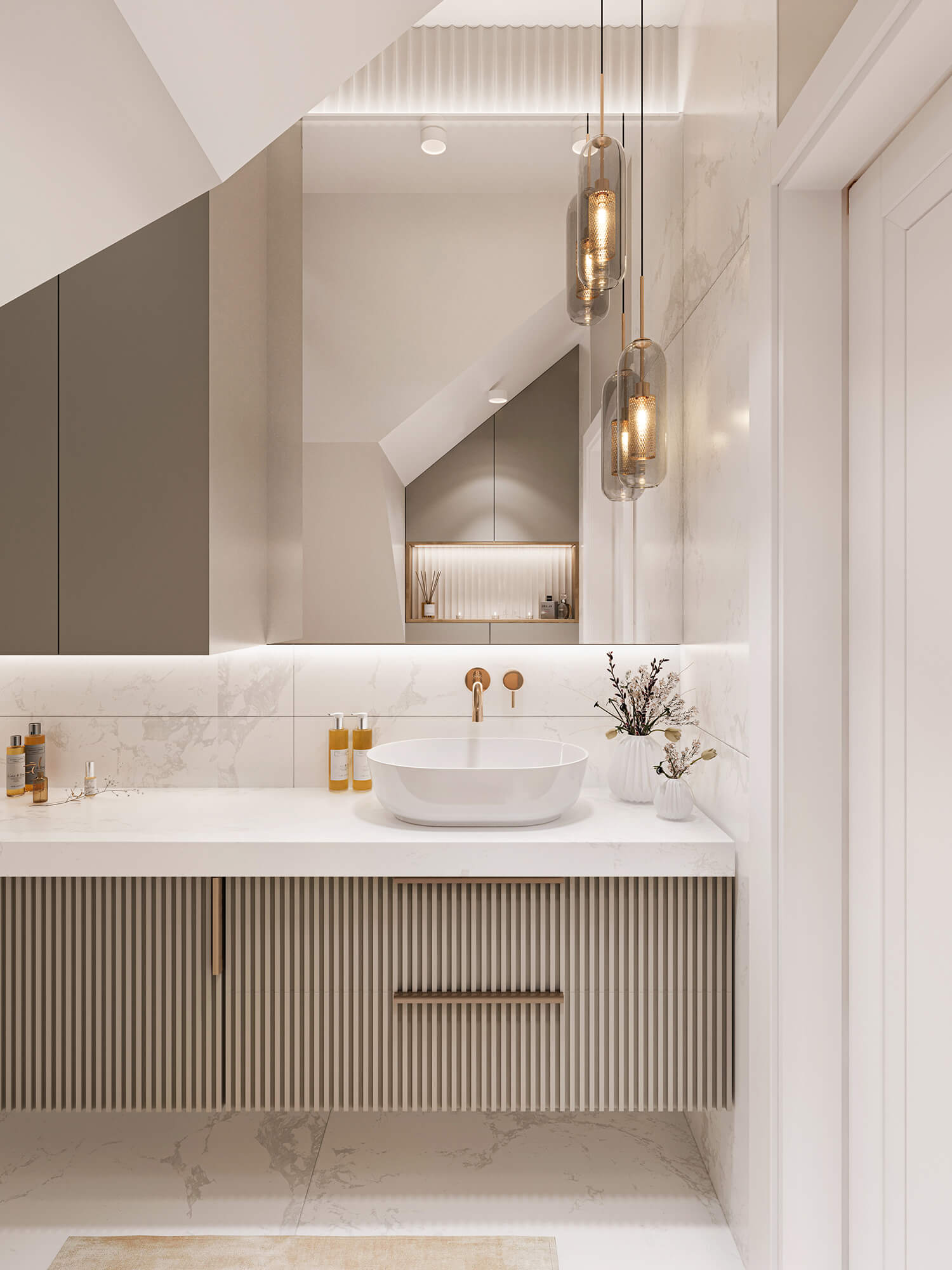 Łazienka w jasnej kolorystyce z ozdobną lampą.