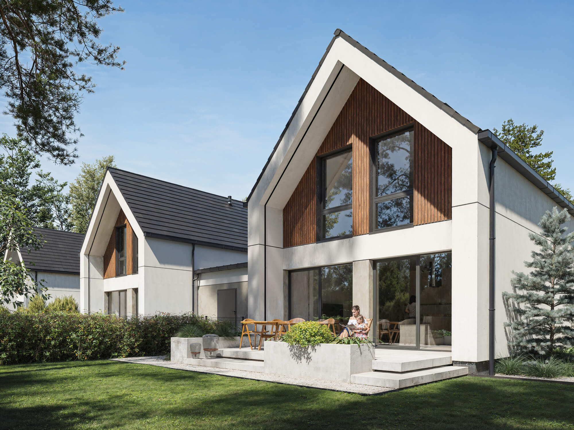 Budynek bliźniaczy z garażem i dużym tarasem z ogrodem.