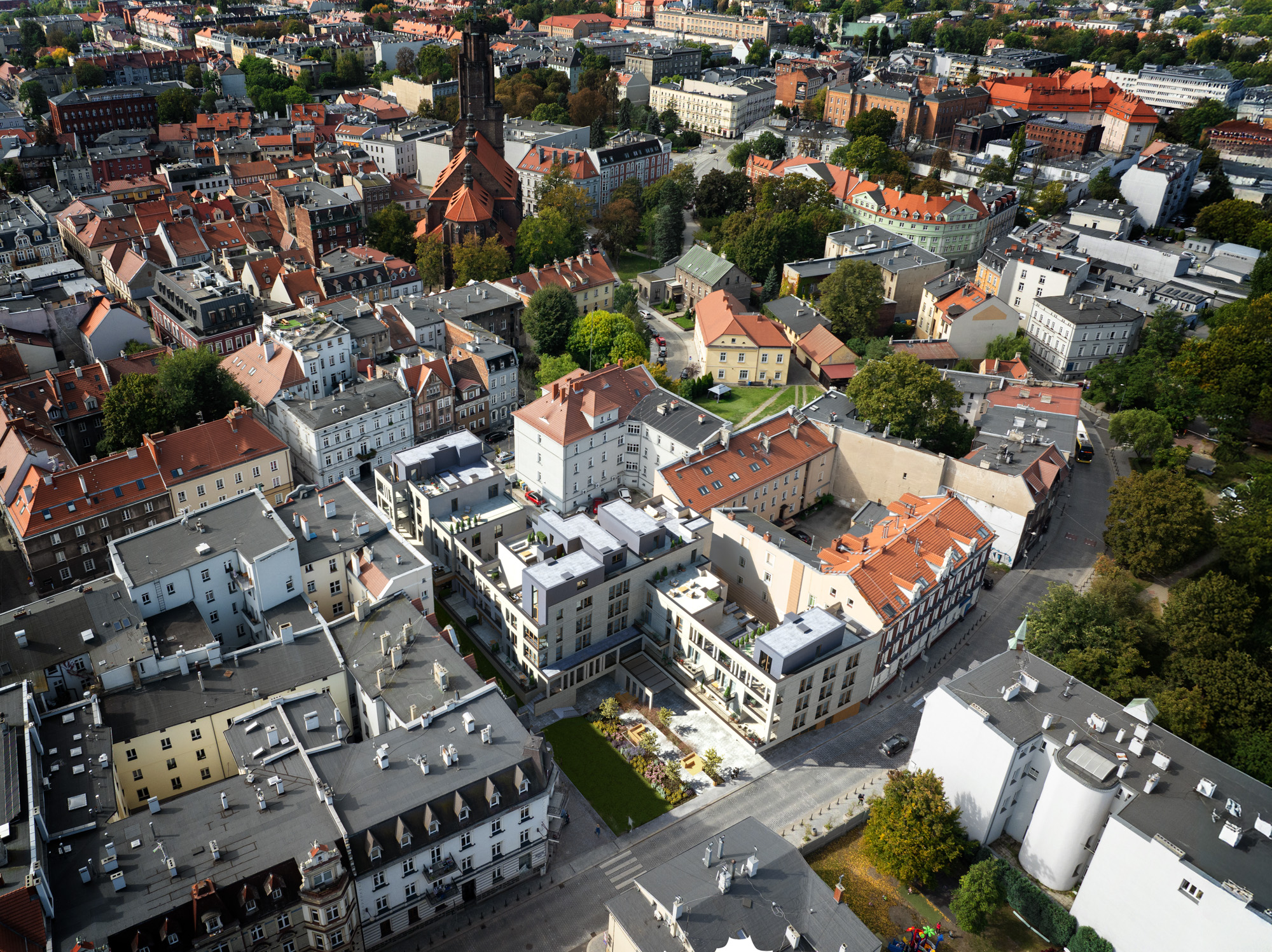 widok z lotu ptaka na budynek wielorodzinny w centrum miasta.