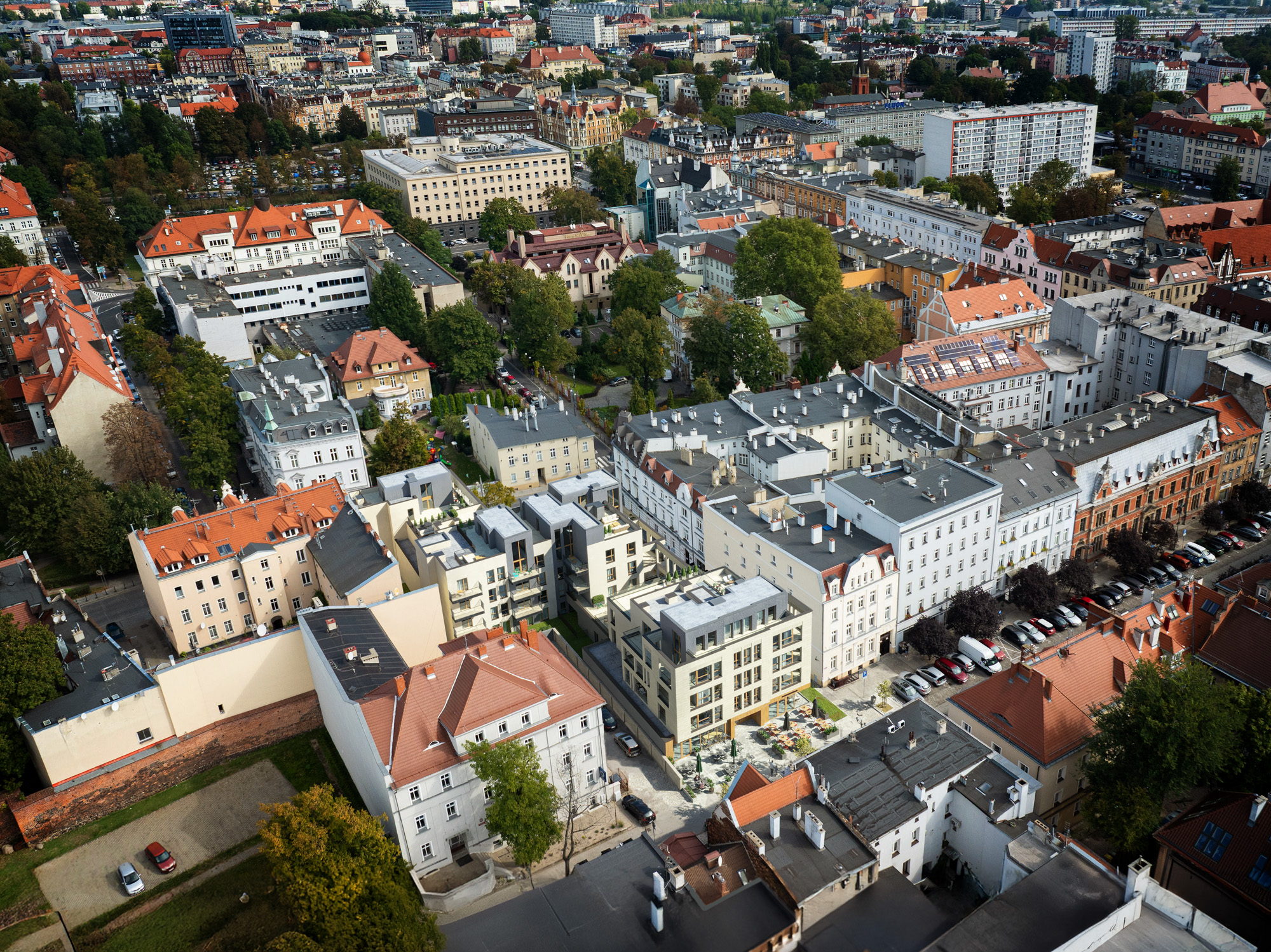 widok z lotu ptaka na budynek wielorodzinny w centrum miasta.