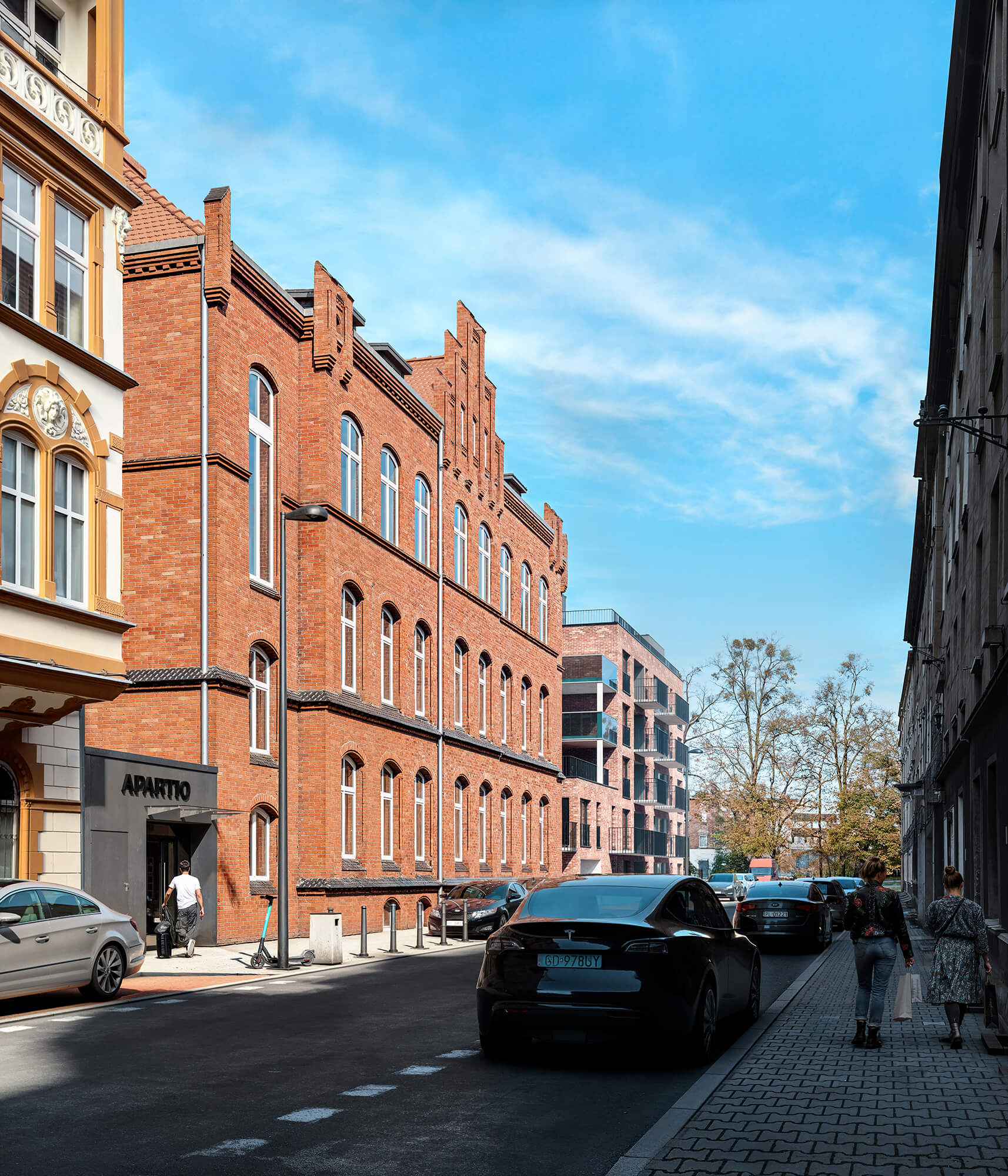 Kamienica z czerwonej cegły przy ulicy w centrum miasta.