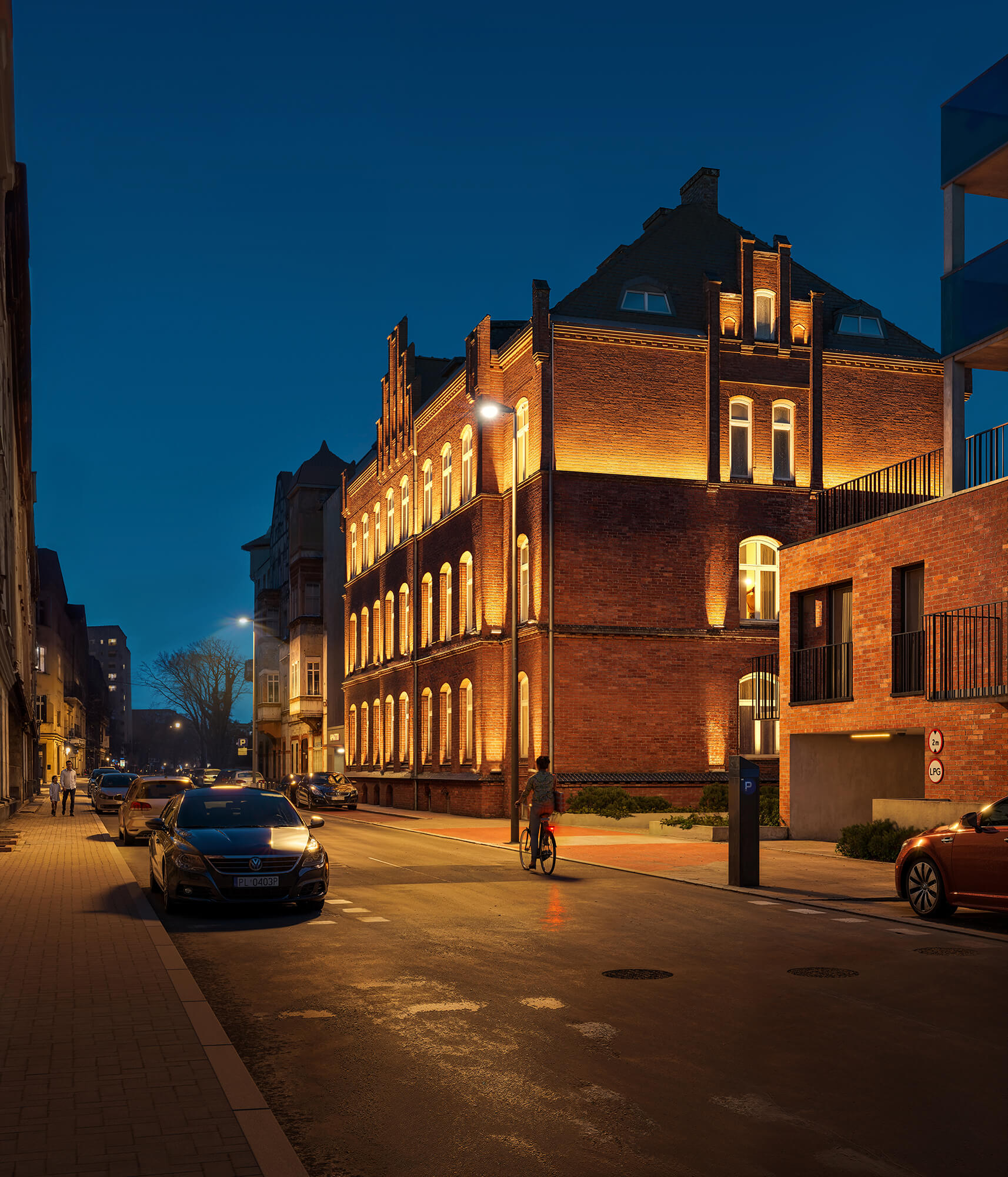 Kamienica z czerwonej cegły z klimatycznym oświetleniem wieczorem.