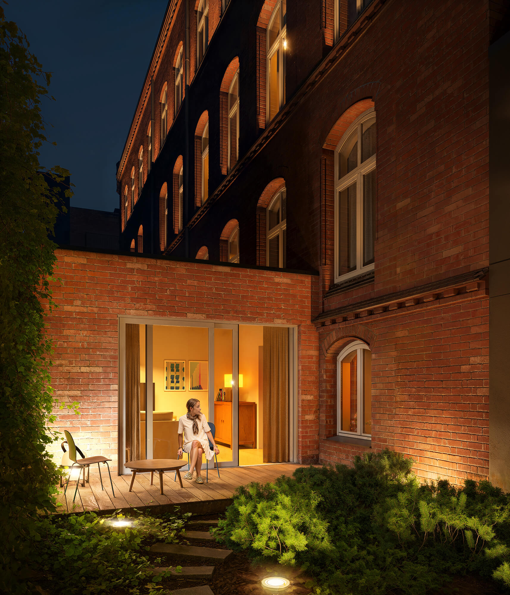 Taras przy kamienicy wieczorem.