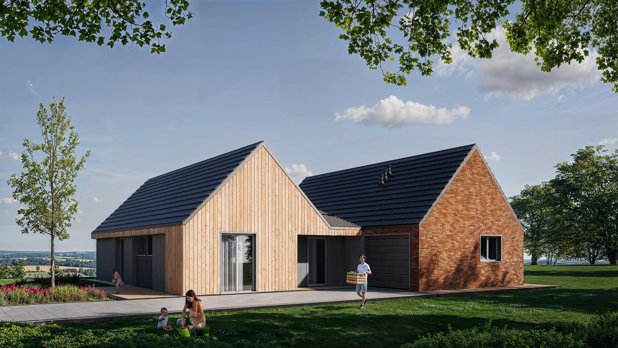 Nowoczesny dom jednorodzinny z elewacją z desek i czerwonej cegły.